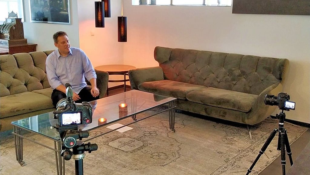 Auf dem „Grünen Sofa“ möchte Donald Lyko, hier beim Dreh des Auftaktvideos, mit seinen Gästen ins Gespräch kommen.