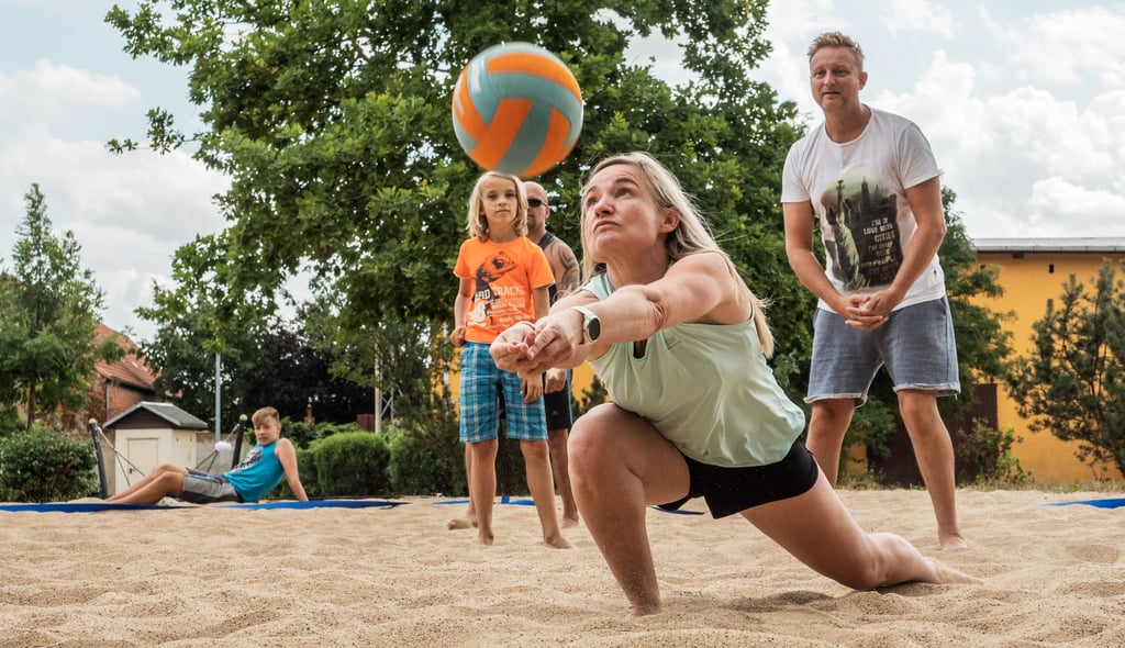 Beim Volleyball in Menz geht es nicht um verbissenes Gewinnen, es geht um Spaß und Gemeinsamkeit. Zweimal in der Woche treffen sich Groß und Klein nicht nur zum Spielen, sondern auch, um zu reden und Neuigkeiten auszutauschen.