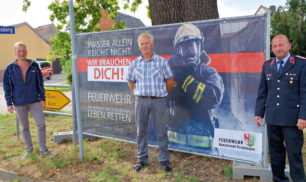 Die Stadtverwaltung will mit Werbebannern die Gewinnung von neuen aktiven Einsatzkräften in den Wehren unterstützten, hier Florian Kauer von der Stadtverwaltung (von links), Kassiecks Ortswehrleiter Volkmar Klopp und Stadtwehrleiter Sven Rasch am neuen Werbebanner, das nun gut sichtbar in Kassieck steht.