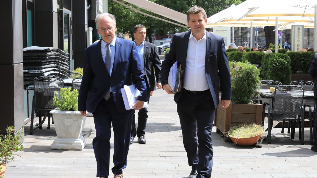 Ministerpräsident Reiner Haseloff (CDU - l.) und Sven Schulze, Vorsitzender der CDU Sachsen-Anhalt in Magdeburg.  CDU, SPD und FDP sind  voraussichtlich in der letzten Woche der Koalitionsverhandlungen. 