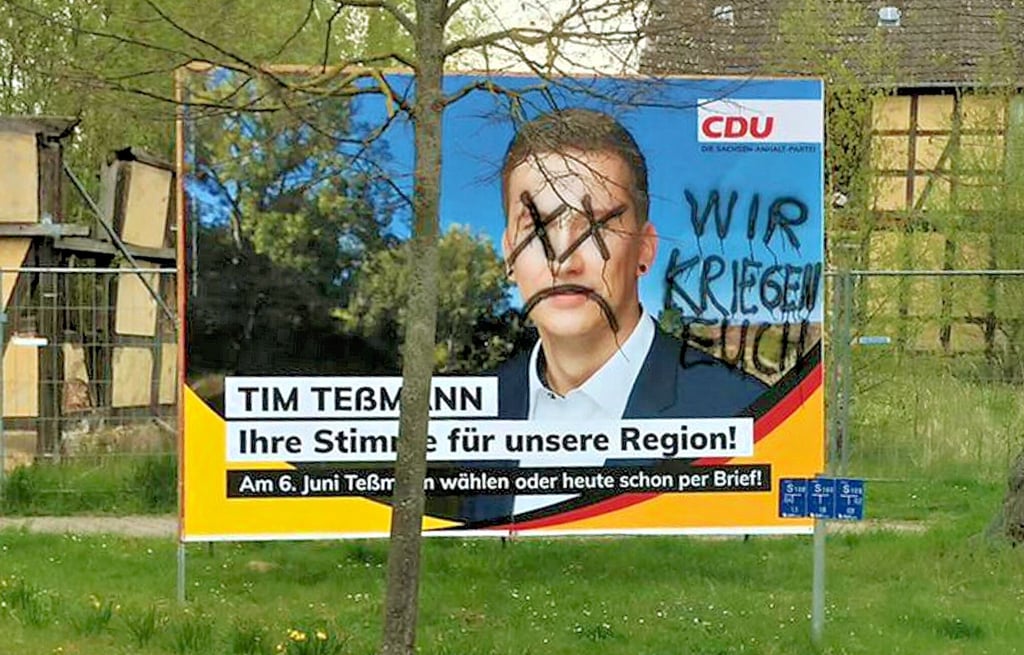 Von Tim Teßmann (CDU) wurden im Vorfeld der Landtagswahl mehrere Plakate mit Bedrohungen beschmiert. Auch beim sozialen Netzwerk Facebook wurde der 31-Jährige beleidigt.