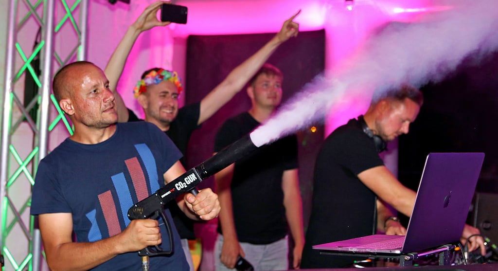 Schöner Effekt: Bei der zweiten Auflage des Summer Open Airs hatte Thomas Trampenau die ?CO2-Gun? herausgeholt und ließ Sauerstoff ?regnen".