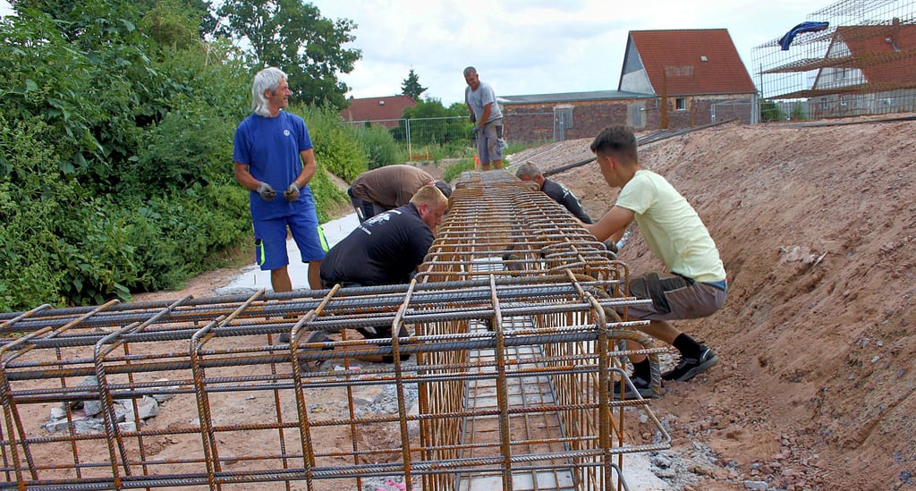 Eisenflechter auf der Kita-Baustelle auf der Domäne sorgen für Stabilität des künftigen Fundaments.