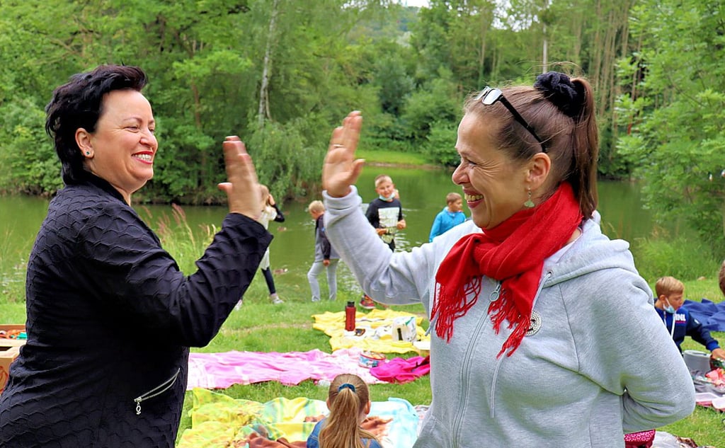 Über einen sehr gelungenen Tag rund um ?Die Rabenbuche? freuen sich Katrin Packebusch und Lehrerin Andrea Bekuhrs (von links).