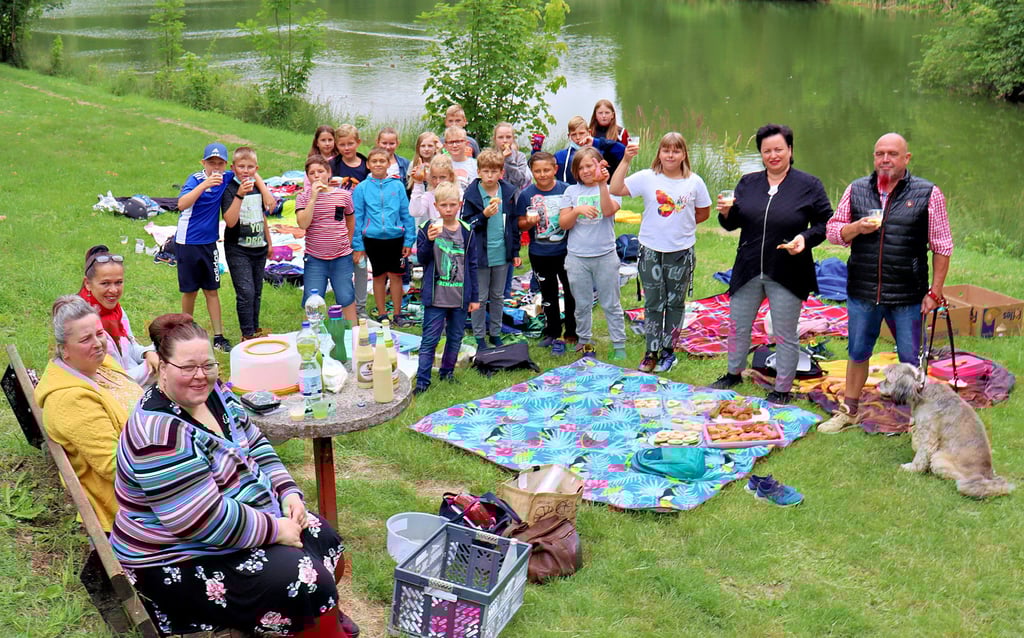 Den idyllischen Röderhofer Teich haben sich die Mädchen und Jungen der dritten Klasse der Grundschule Schlanstedt, Eltern und Famile Packebusch für ihr Autorentreffen ausgewählt.