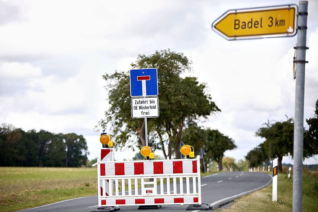 In Richtung Jeggeleben ist deutlich zu erkennen, dass Autofahrer höchstens bis zur Kreuzung in Winterfeld kommen, die bereits gesperrt ist.