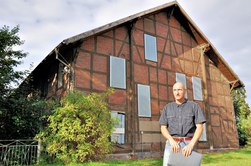 Burghard Sinna arbeitet seit fast drei Jahren am Vorhaben, die verwaiste Harzturnhalle in Halberstadt zu sanieren und künftig als ?Historische Kavallerieschule? zu nutzen.