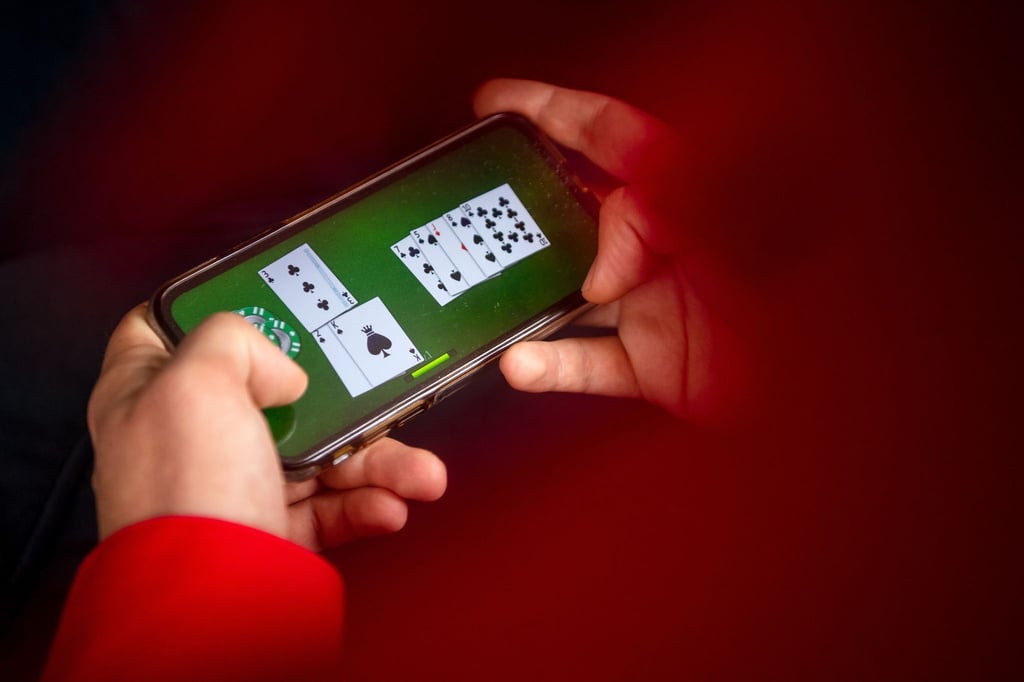 Laut einer Studie des Marktforschungsunternehmens GfK haben im vergangenen Corona-Jahr immer mehr Menschen in Deutschland auf ihrem Smartphone gespielt und dafür oft zusätzliches Geld ausgegeben.