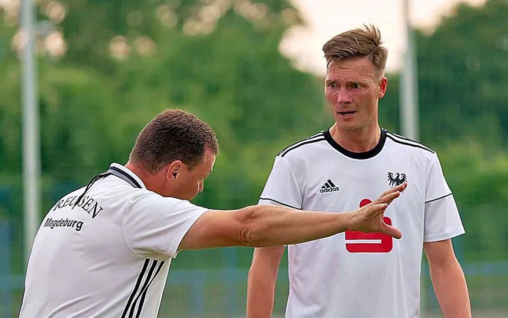 Torsten Marks? taktische Anweisungen in der Halbzeit haben gefruchtet: Nach 0:3-Rückstand kamen Daniel Stridde (r.) und Co. noch zu einem 3:3, einem ?gefühlten Auftaktsieg? in Elster.