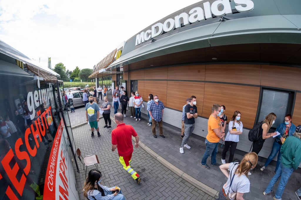 Andrang herrscht am Impfbus auf dem Parkplatz von McDonald's in Zeitz.