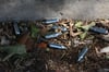 Kartuschen, die Distickstoffmonoxid enthielten, liegen auf dem Boden. Kartuschen und Flaschen des als Partydroge genutzten Lachgases sorgen in französischen Müllverbrennungsanlagen für Probleme.