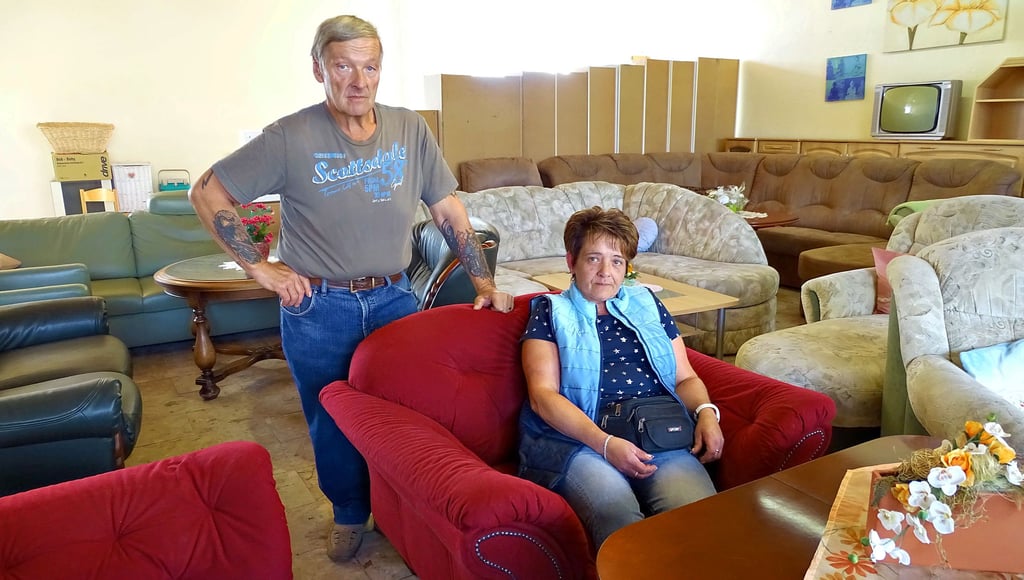Diana Senz und Uwe Klütz arbeiten beim Sozialen Dienst des „Wir“-Vereins in Holzdorf gebrauchte Möbel auf und bringen sie wieder an Kunden.