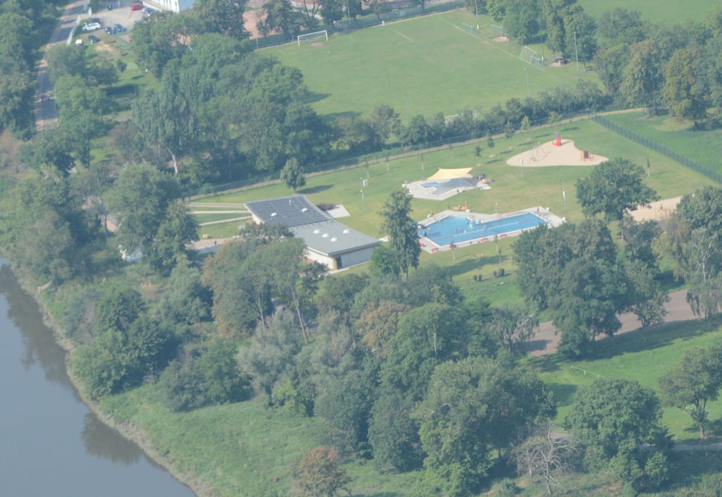 Das Hegerschwimmbad in Calbe aus der Luft.
