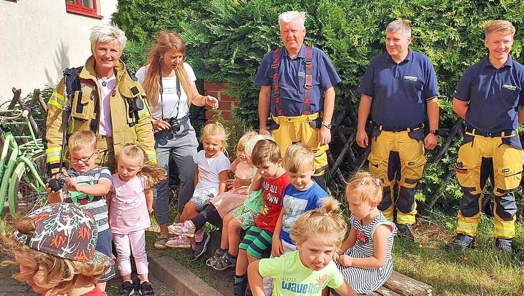 Patrick Strauß (l.) erklärt die Technik, die in einem Feuerwehrauto verstaut ist.
