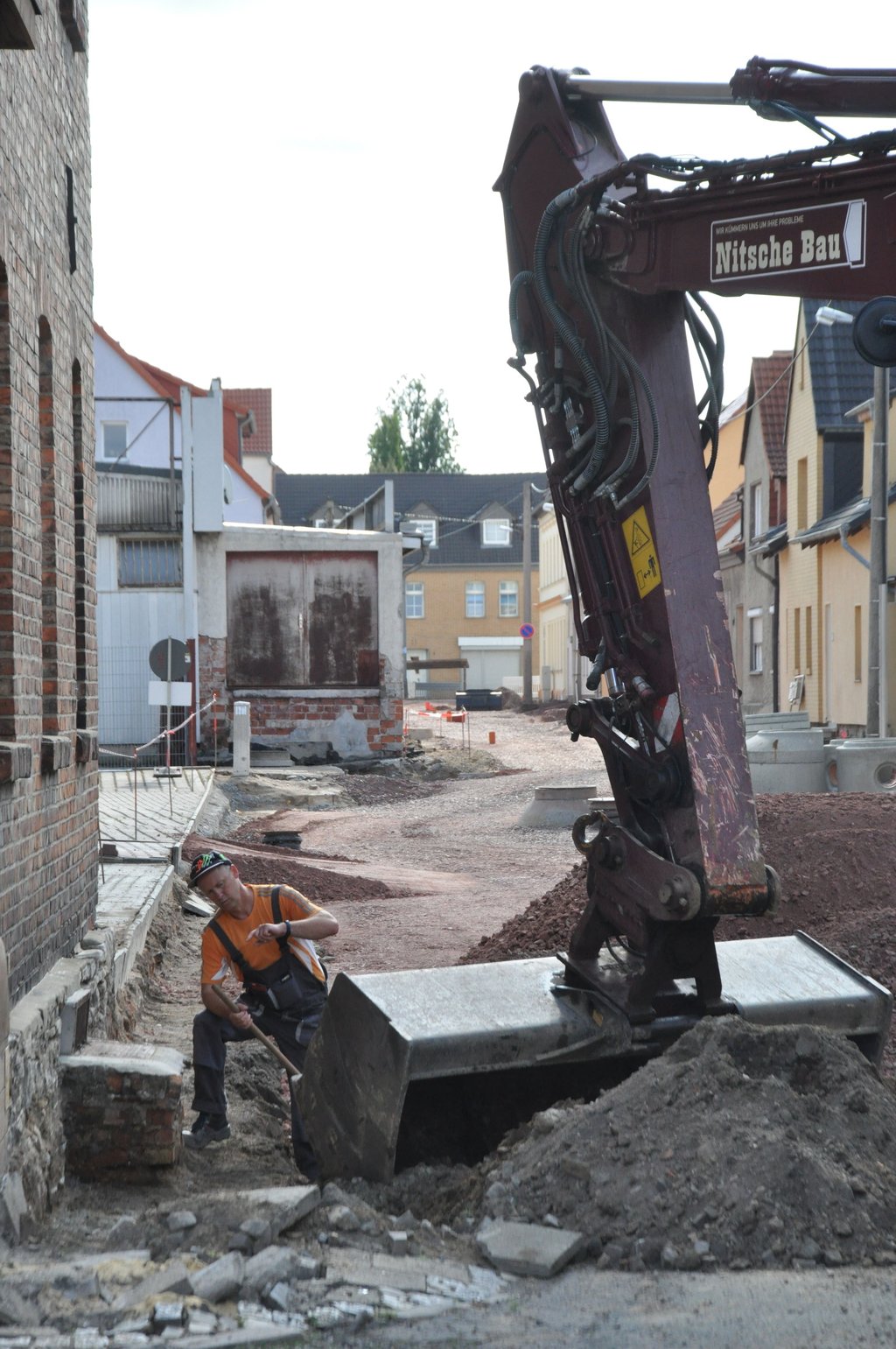 In Leopoldshall wird gegenwärtig die Karlstraße grundhft ausgebaut. Ein Knackpunkt bei diesem Projekt ist der in die Straße hineinragende Anbau der ehemaligen Kaufhalle (Bildmitte).