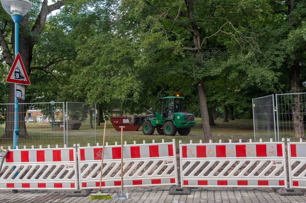Der Stadtpark Wolmirstedt wird seit dem 2. August 2021 umfassend saniert. Unter anderem entsteht hier ein neuer Spielplatz. Die Umgestaltung. kostet rund 290.000 Euro.