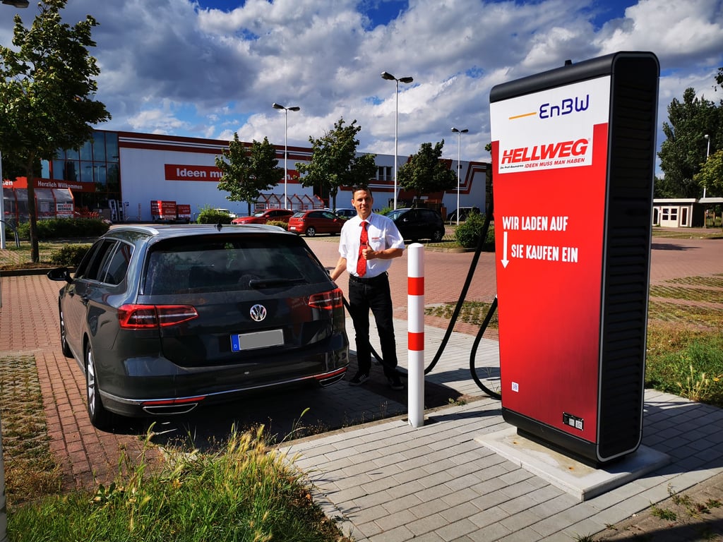 Am Hellweg-Baumarkt in Staßfurt wurde jetzt eine weitere Ultraschnell-Ladestation des Energieversorgers EnbW für Stromer in Betrieb genommen. Die zwei Ladepunkte versprechen eine Leistung bis 300 Kilowatt. Je nach Fahrzeugtyp dauere der Ladevorgang nur fünf Minuten für eine 100-Kilometer-Reichweite, hebt Marktleiter Sven Mühlenberg hervor.