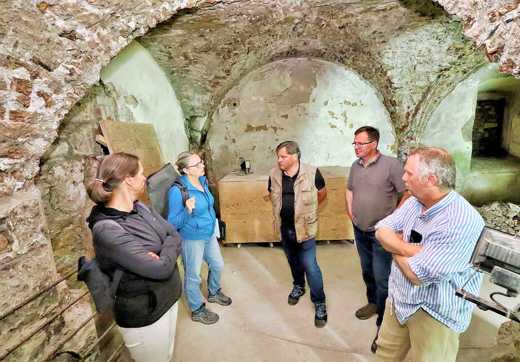 Baureferentin Karen Baum, Bauleiterin Andrea Wolf, Restaurator Hendrik Romstedt, Mario Bolte vom Kirchbauverein und Helfried Weidner als beratender Restaurator (v. l. n. r.) besprechen, welche Arbeiten in der Gruft der Martinikirche als nächste erfolgen müssen.