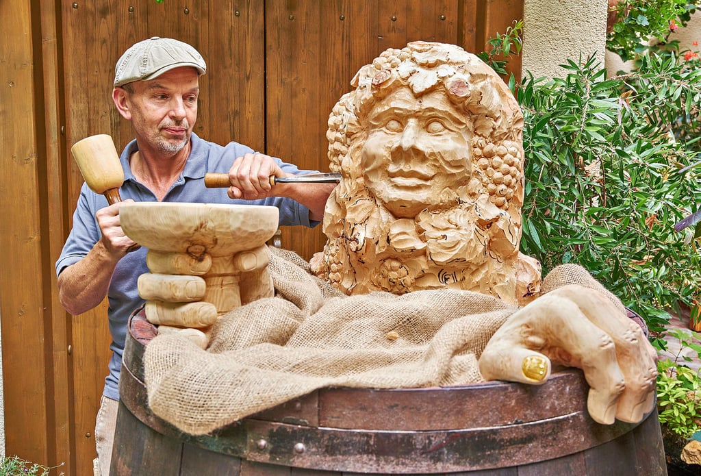 Holzbildhauermeister Ulf Knaul fertigt eine Bacchusfigur für Bernburg an. Die soll sogar Glück bringen.