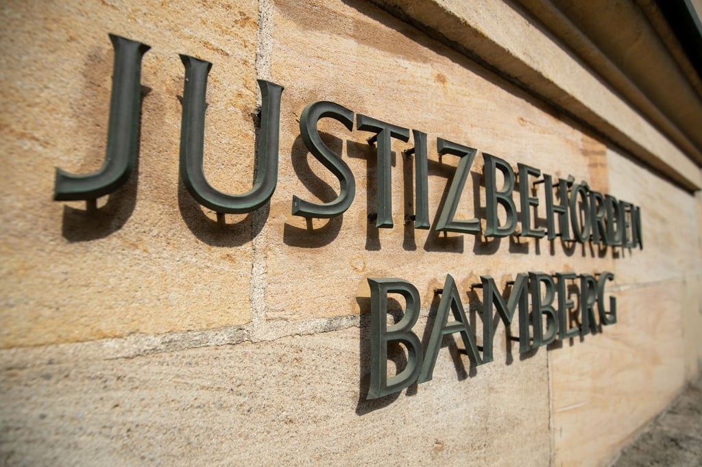 „Justizbehörden Bamberg“ steht an der Außenfassade am Landgericht Bamberg.