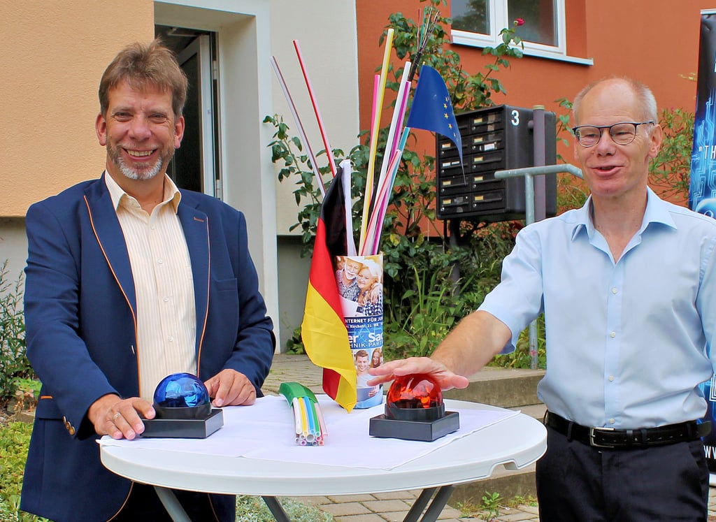EIn Druck auf den Knopf für schnelles Internet: Ilsenburgs Bürgermeister Denis Loeffke (links) und Andreas Sack geben am Mittwoch die Glasfaseranbindung für das Wohngebiet Tiergarten frei.