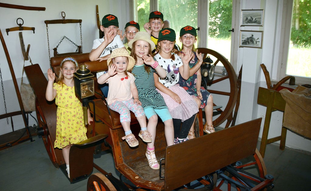 Die Knirpse aus der Kita „Räuberberg“ waren die Ersten, die den neuen Landauer im Heimatmuseum Bretsch vergangene Woche nicht nur besichtigen, sondern auf dem Wagen Platz nehmen durften. Die Hochzeitskutsche seiner Eltern ist eine Schenkung von Bürgermeister Bernd Prange, dessen Oma übrigens Bretscherin war.