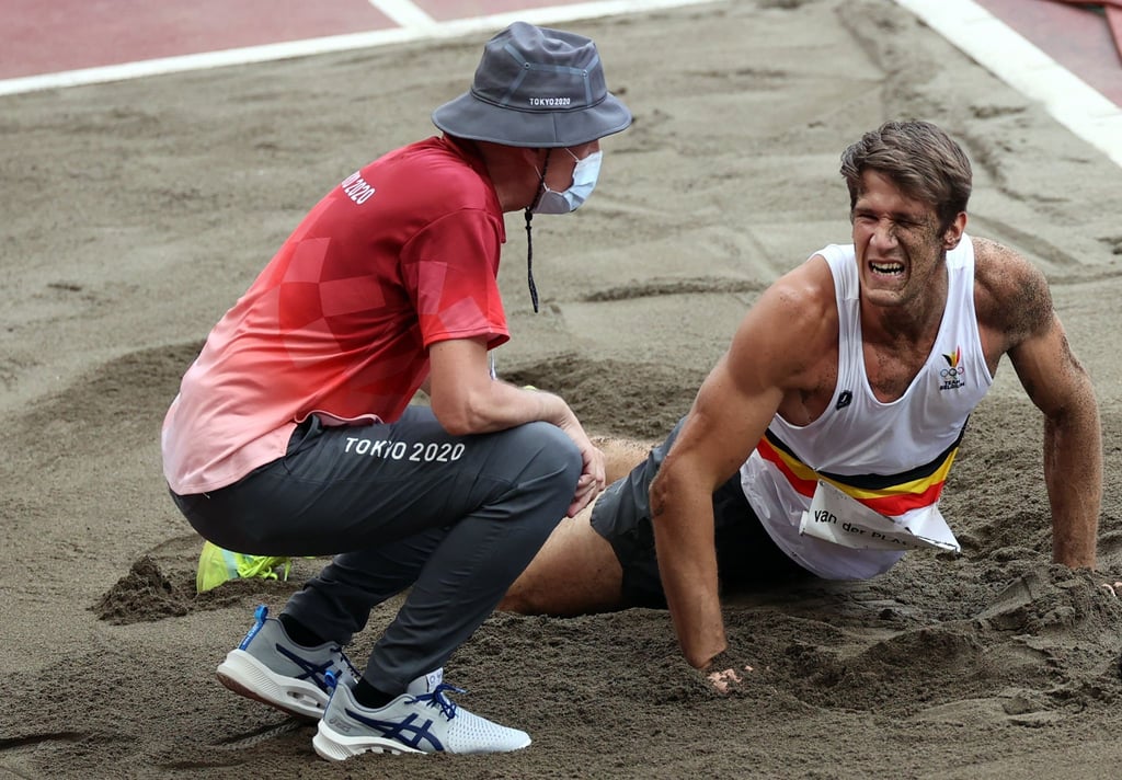 Thomas Van Der Plaetsen (r) liegt nach seinem Sturz im Sand.