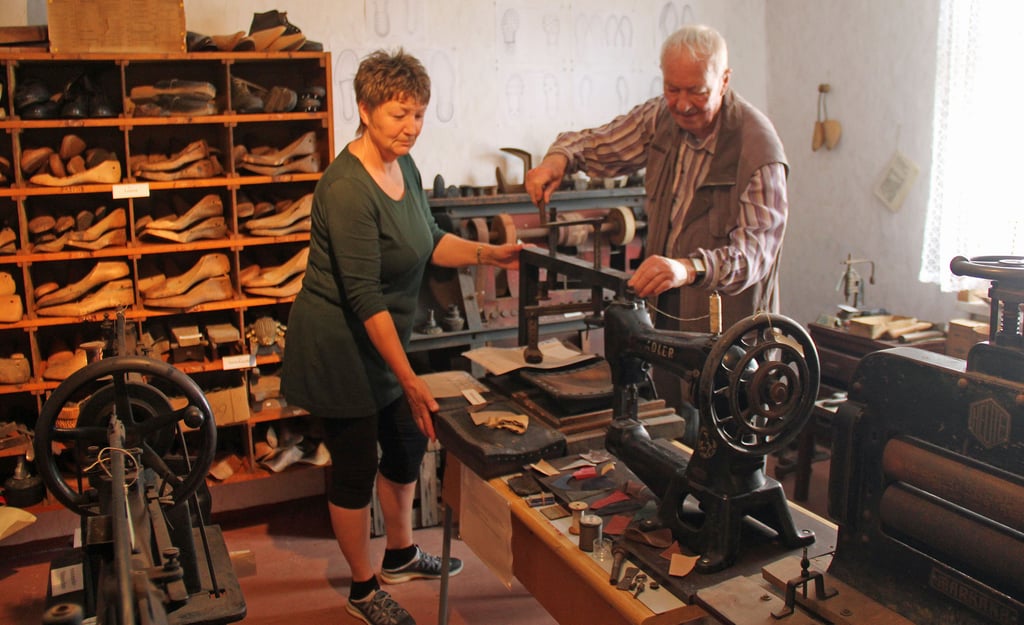 Jana Sengewald und Gunther Tell in der Schuhmacherwerkstatt der Museumsstube. Das Ziel, mehr Raum zu schaffen, ist hier ansprechend erreicht worden.