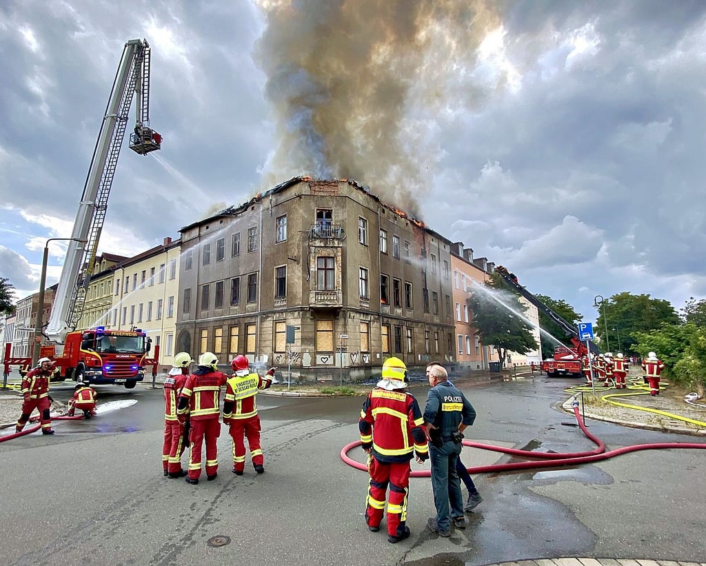 Bei dem Brand am Friedensplatz wurde das Haus schwer beschädigt. Ein Statiker muss nun prüfen, wie es um die Standsicherheit bestellt ist.