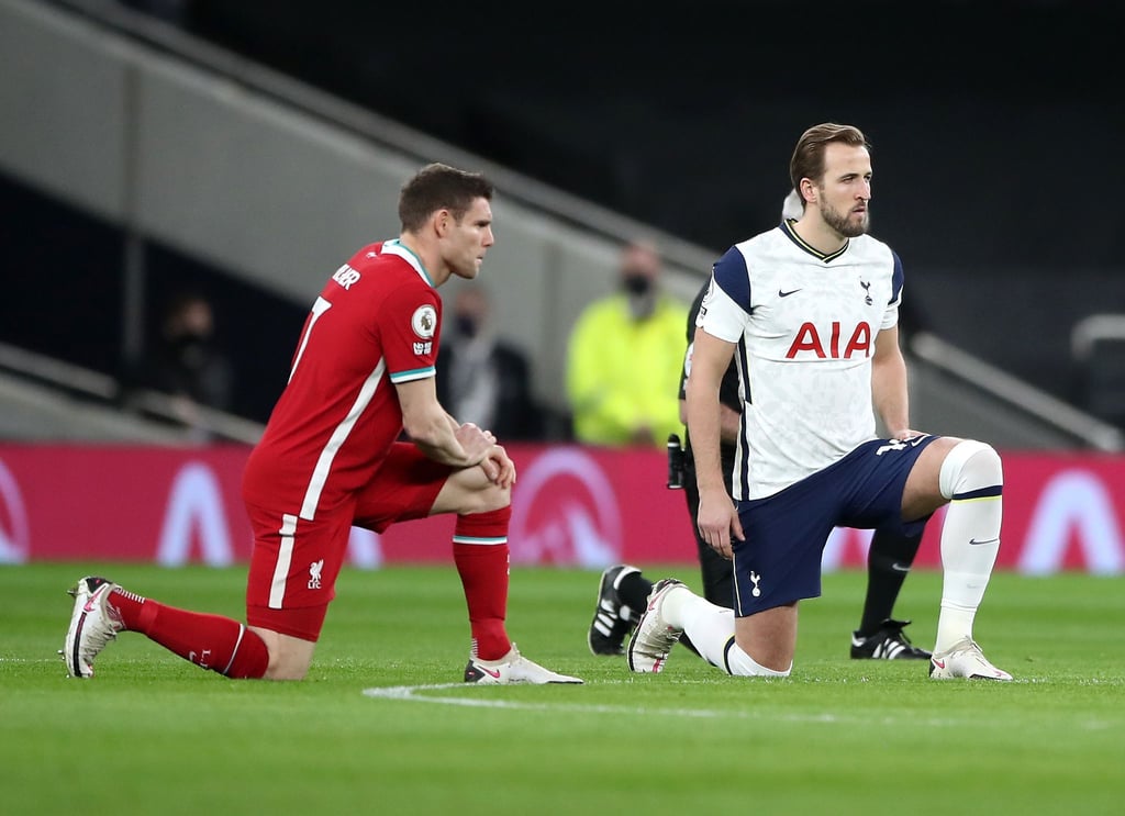 Liverpools James Milner (l) und Tottenhams Harry Kane knien vor einem Premier-League-Spiel auf dem Rasen.