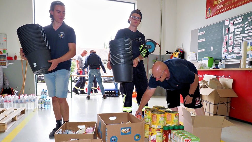 Kontinuierlich wurden auch am Dienstag Spenden bei der Osteröder Feuerwehr abgegeben. Von dieser Palette aus wurden sie sortiert und verpackt.