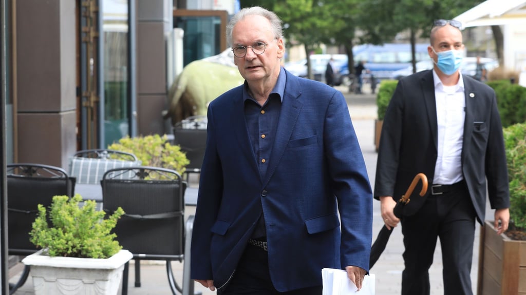 Reiner Haseloff (CDU) geht in den Eingang eines Bürogebäudes.