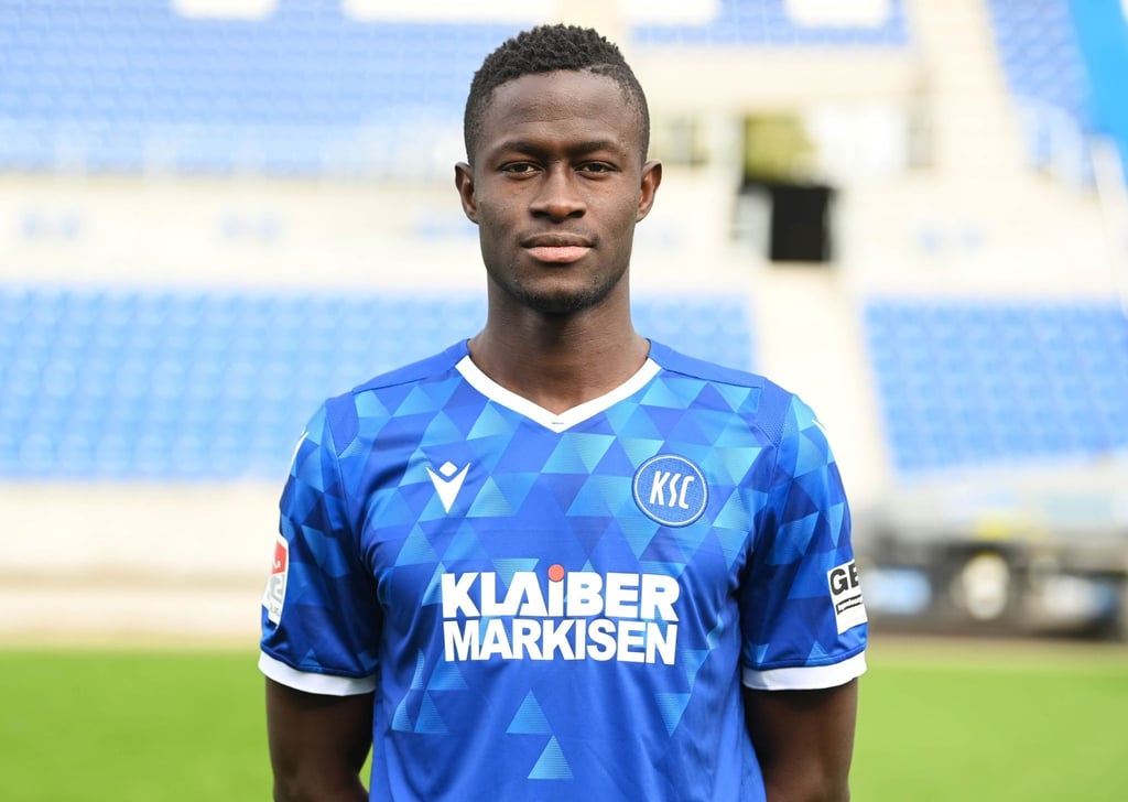 Babacar Gueye im Trikot des Karlsruher SC.