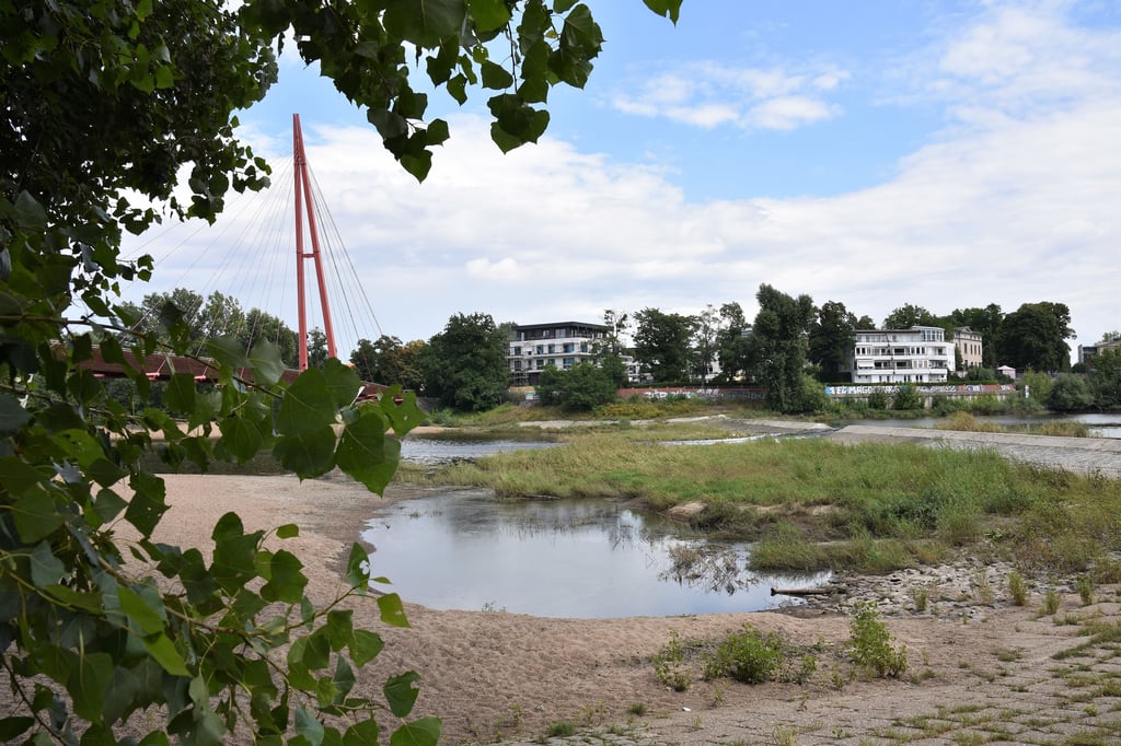 Kaum ein Wasserfall zu sehen. Dafür überragt heute ein roter Pylon das alte Wehr.