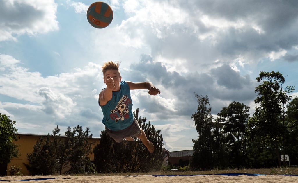 Das sieht ziemlich professionell aus, was Ben (14) hier zeigt. Spektakulär hechtet er einem Ball entgegen. Gut, dass es ein Sandplatz ist.