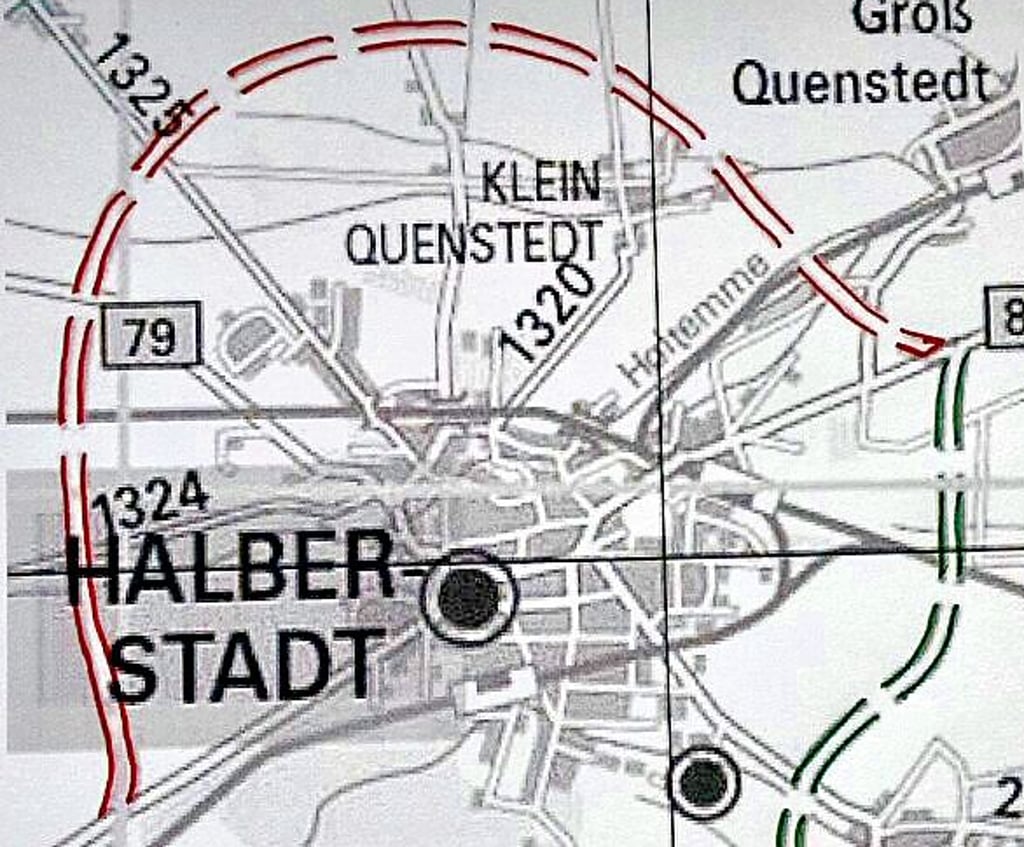 Wie ein Helm wölbt sich die allererste Trassenführungsidee über Halberstadts Norden. Inzwischen gibt es ver mögliche Linienführungen.