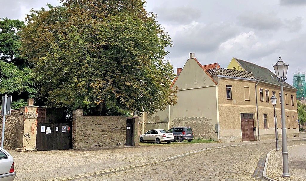 Wo einst eine geschlossene Häuserzeile stand, ist heute nur noch Parkplatz. Einige Gebäude sind allerdings noch erhalten ? und die Kastanie.