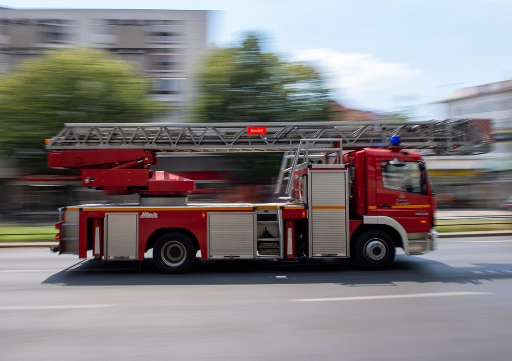 Ein Feuerwehrauto fährt mit Blaulicht zu einem Einsatz.