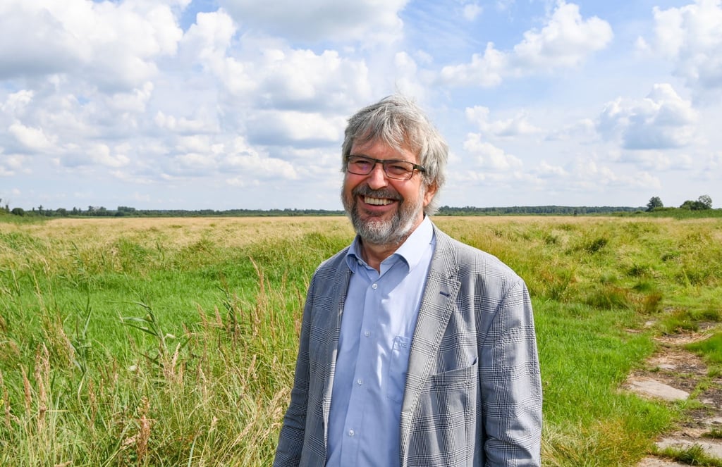 Brandenburgs Umweltminister Axel Vogel (Grüne) bei einer Pressefahrt im Kremmener Rhinluch.