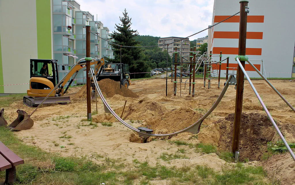 Der Kinderspielplatz im Wohngebiet Tiergarten in Ilsenburg ist zurzeit eine Baustelle. In den kommenden Wochen wird der Platz umgestaltet. Vor allem dem dort in Massen wuchernden Unkraut soll damit begegnet werden.