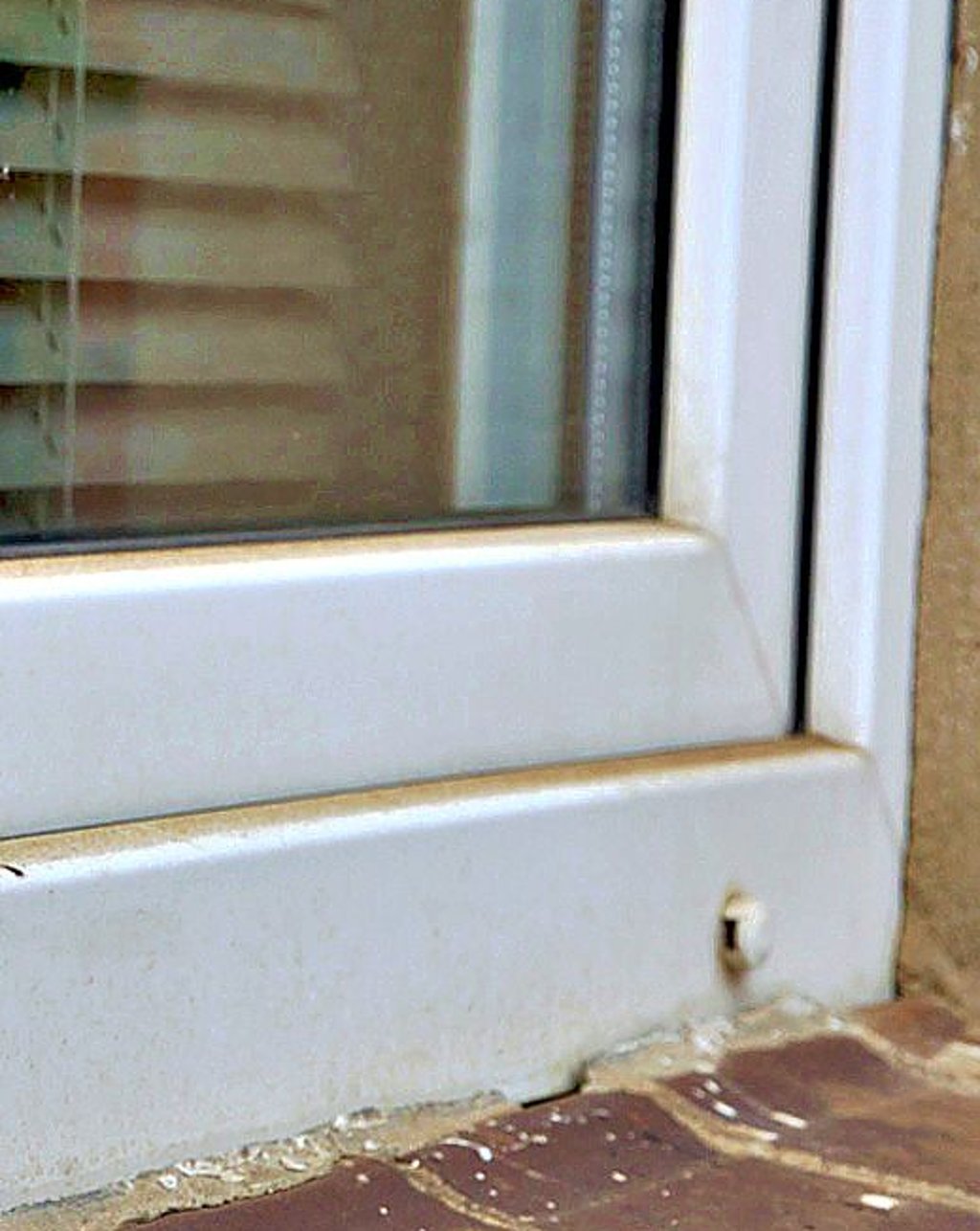 Auf Fensterrahmen legt sich der rote Staub geballt ab.