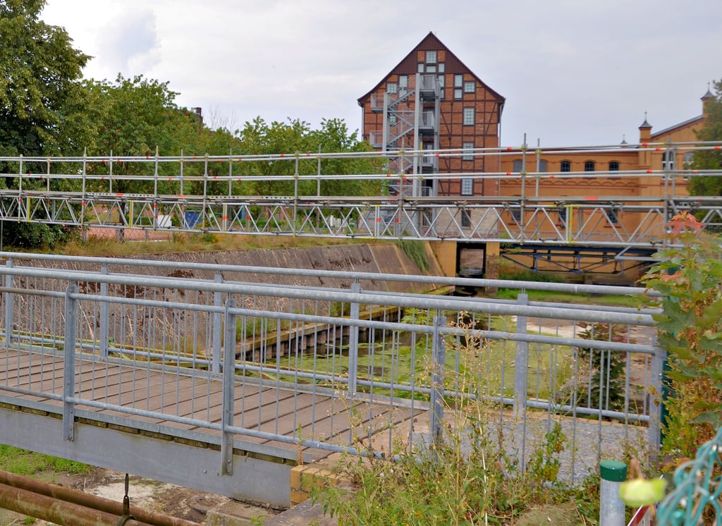 Die Füßgängerbrücke zum Sportplatz soll heute abgerissen. Da hier auch etliche Kabel verlaufen, musste als Ersatz eine Kabelbrücke gebaut werden.