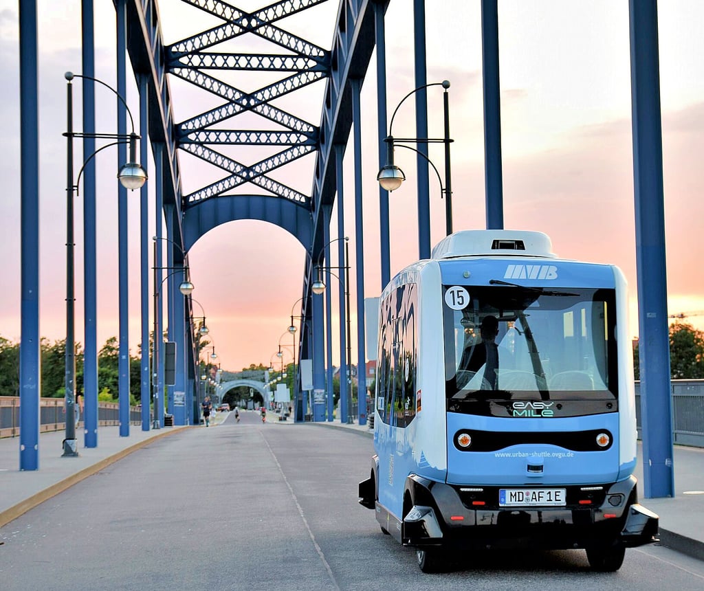 Ein autonomer Bus auf Testfahrt über die Sternbrücke in Magdeburg. Mit dem Fahrzeug werden Daten für die weitere Entwicklung gesammelt.
