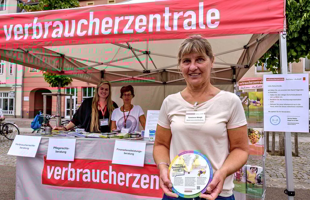Constanze Bönigk (vorn), Jana Köhler und Josefine Pönicke von der Verbraucherzentrale beraten Interessierte auf dem Arsenalplatz.