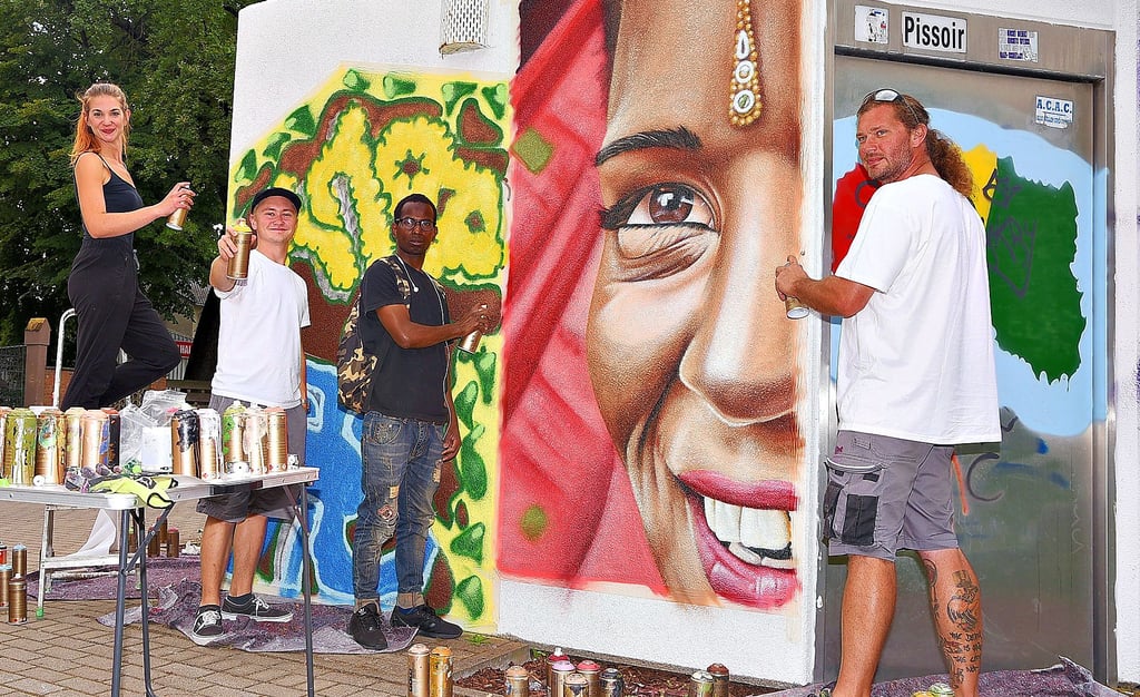 Beim Graffiti-Workshop wurde das Toilettenhäuschen in der Köthener Bärteichpromenade von Streetworkerin Nadine Anhalt (von links), Etienne Feige, Mamadou Aliou Bah und Alexander Sitt verschönert.