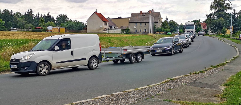 Vor der Eisenbahnunterführung in Zangenberg staut sich der Verkehr.