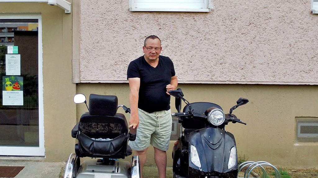 Thomas Schulze mit seinen Behindertenmobilen