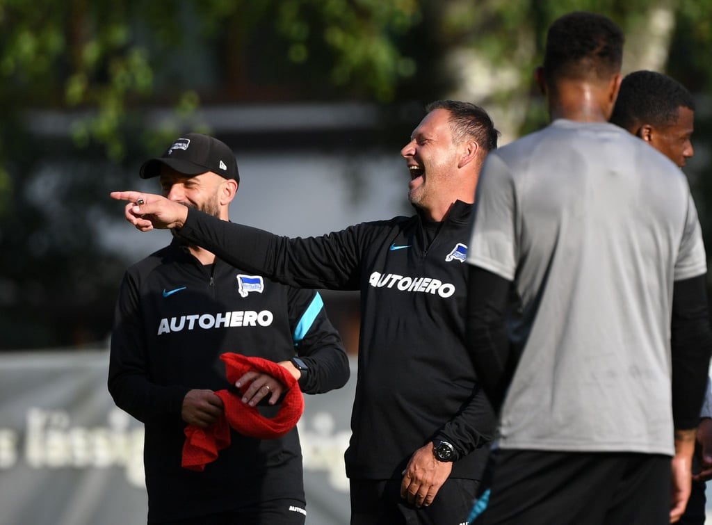 Co-Trainer Admir Hamzagic (l-r), Trainer Pal Dardai und Kevin Prince Boateng lachen im Training.