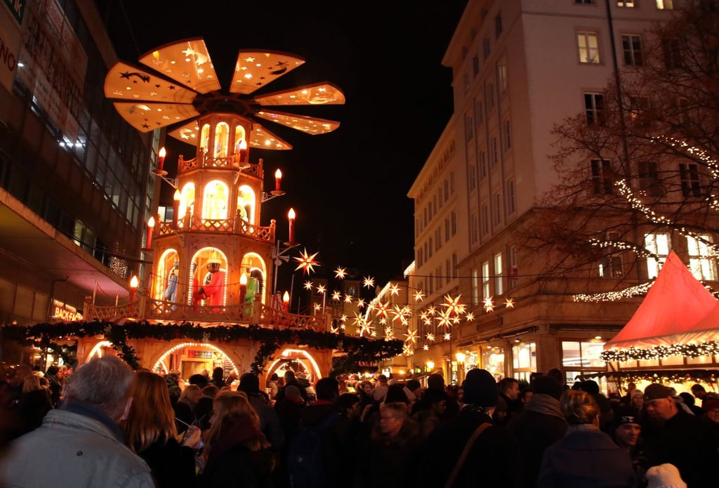 Besucher gehen über den Weihnachtsmarkt.