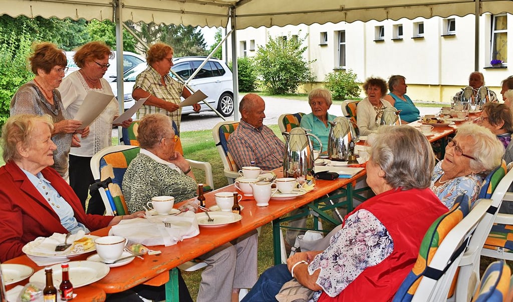Die Sangesschwestern Rosi Meinhardt, Hanne König und Christa Müller sorgten nach dem Kaffee für beste Stimmung.